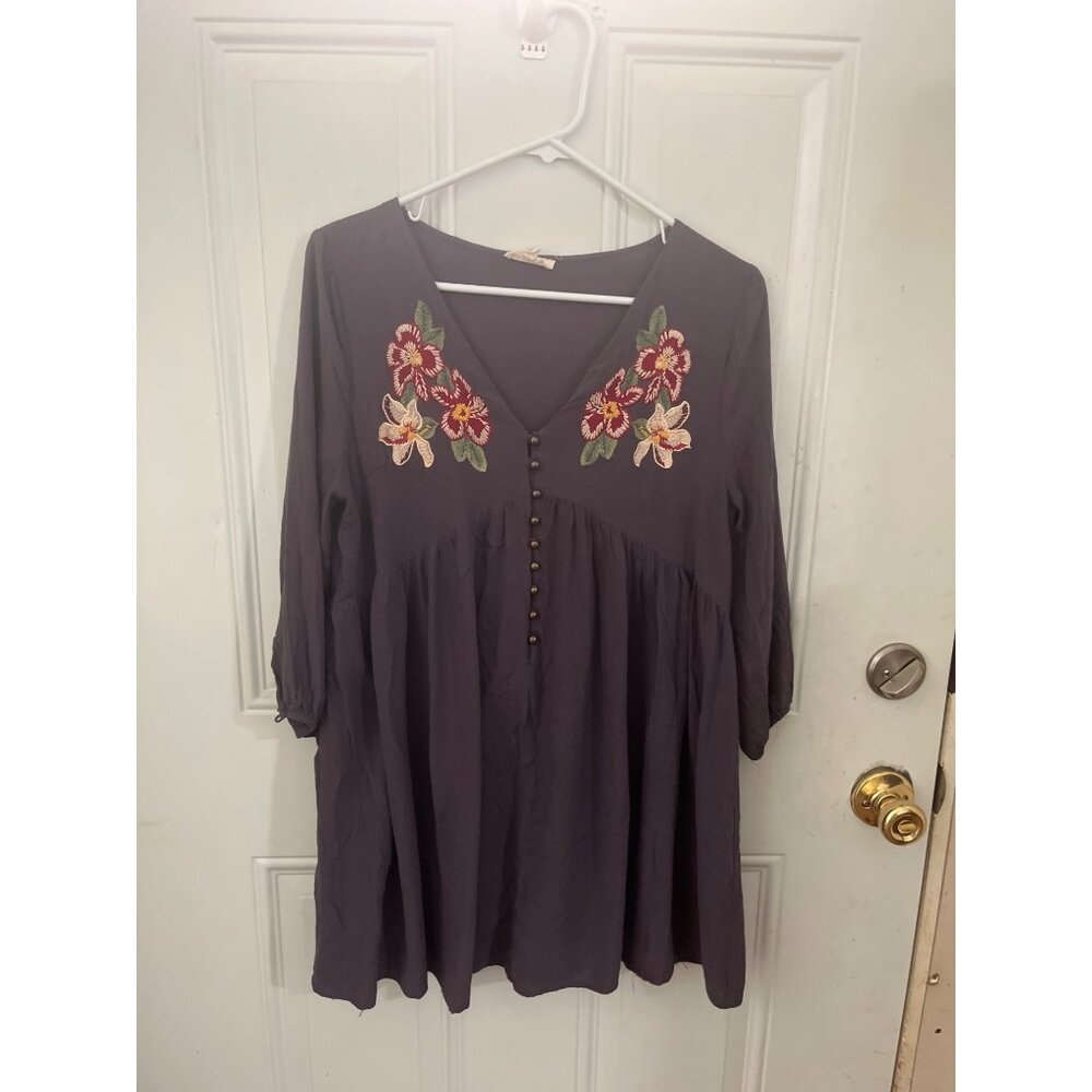 Entro plum 3/4” sleeved lined dress with embroidered flowers size Large